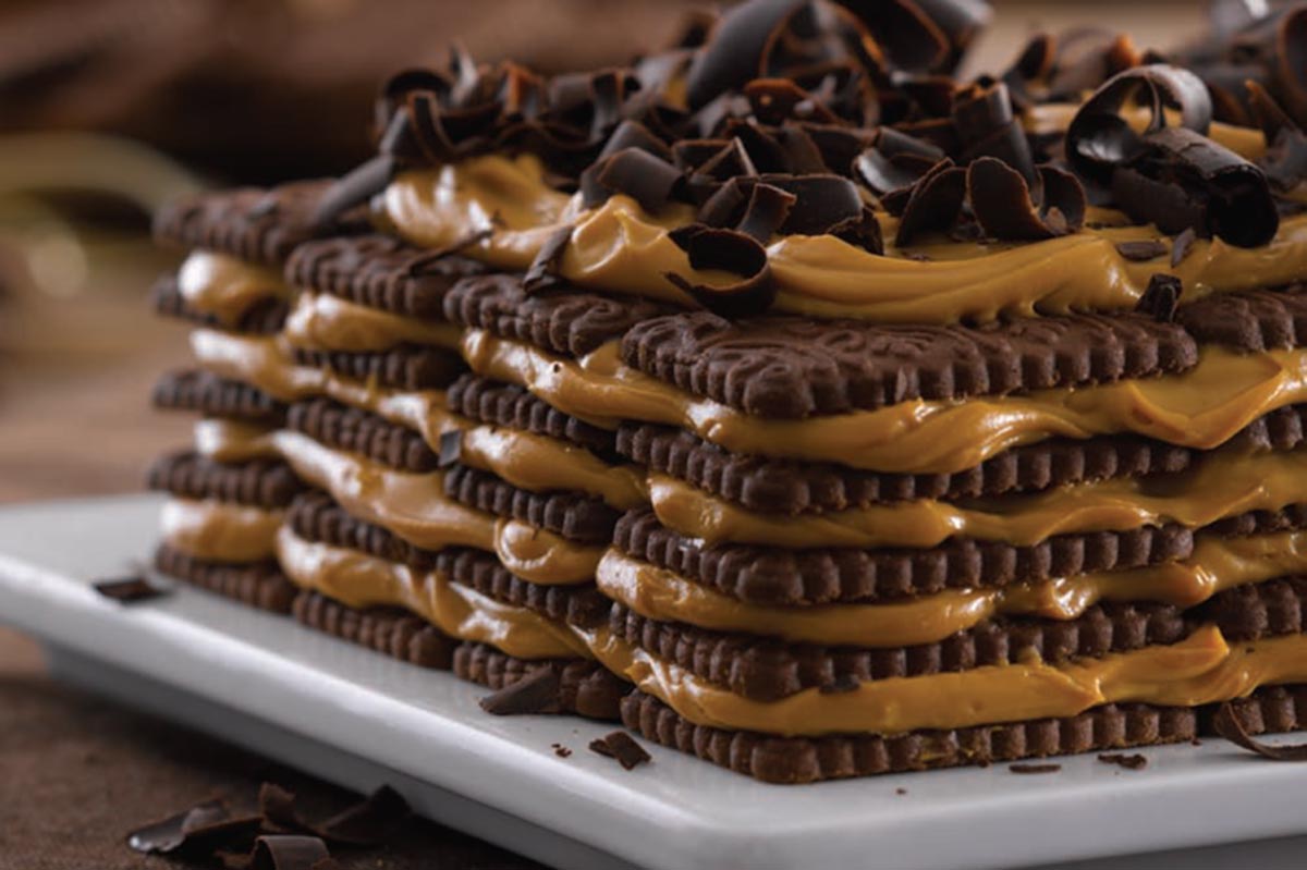 Chocotorta argentina casera con capas de galletas y crema de dulce de leche