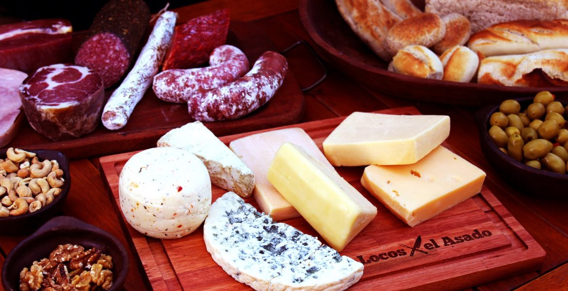 Tabla de picada con quesos, fiambres, panes, aceitunas y frutos secos