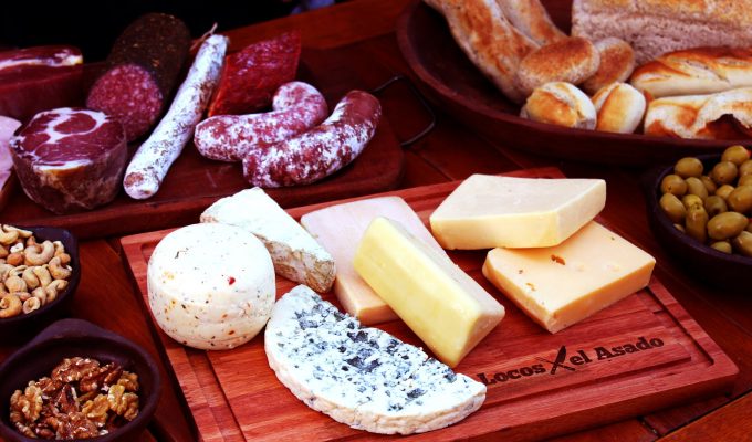 Tabla de picada con quesos, fiambres, panes, aceitunas y frutos secos