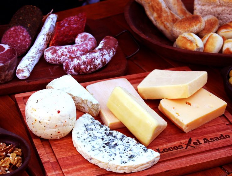 Tabla de picada con quesos, fiambres, panes, aceitunas y frutos secos