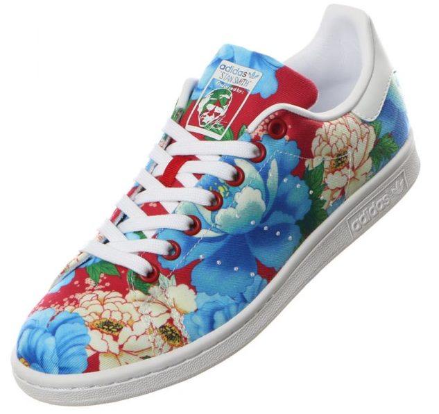 Zapatillas de moda: estampados y flores vestidos con zapatillas