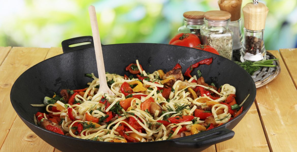 Pastas al wok con morrones y hongos