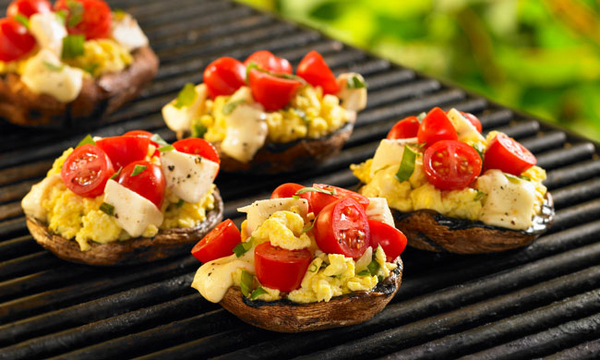 Setas a la parrilla con huevo y tomates cherri