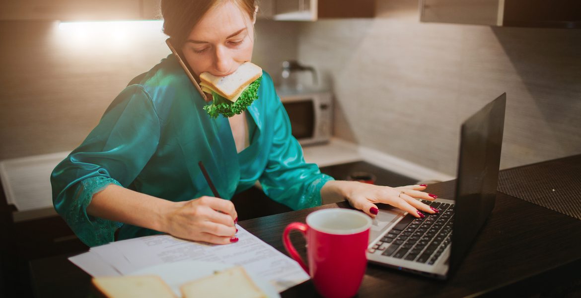 mujer estrés comida sueño