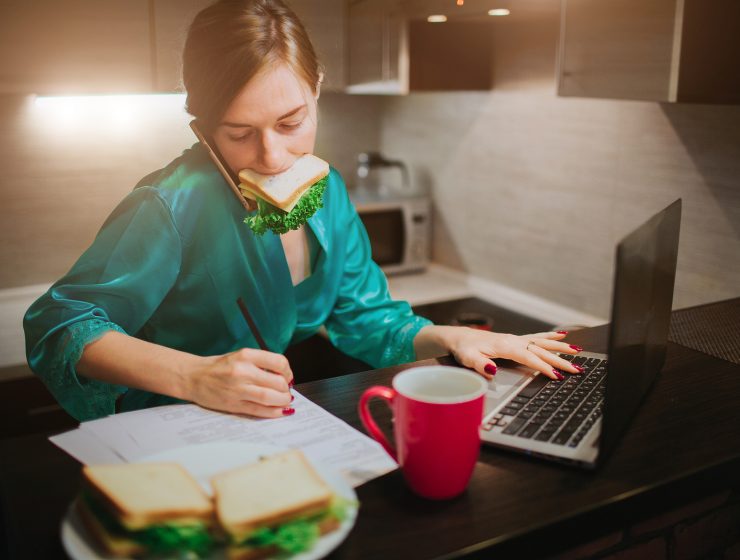 mujer estrés comida sueño