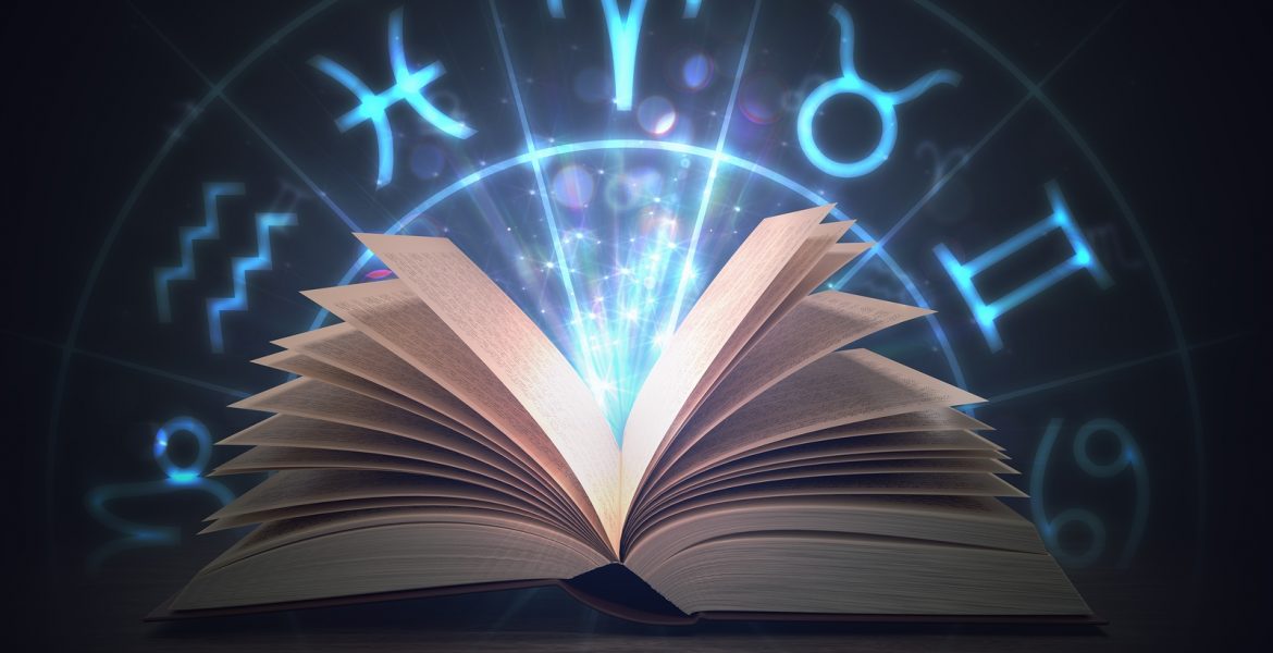 Carta astral impresa con símbolos zodiacales sobre una mesa