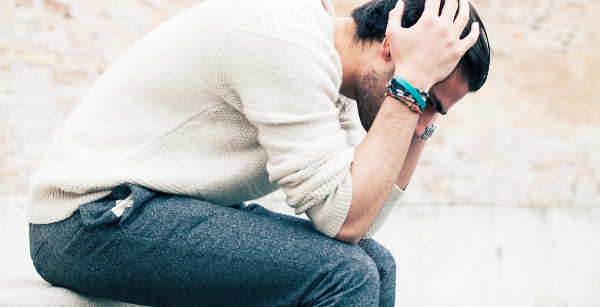 Hombre joven estresado y preocupado, con crisis de ansiedad