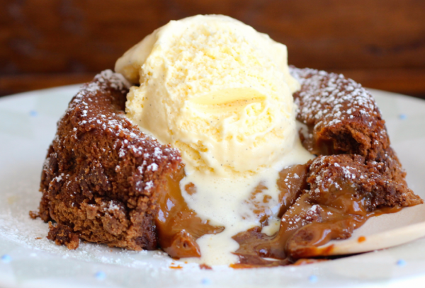 ¿Postre frío o tibio? Servida con helado, la chocotorta es un lujo argentino. Porción de chocotorta casera servida con helado de vainilla encima