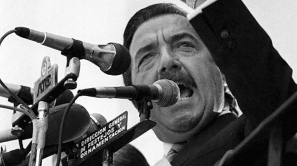 con la democracia se come se cura se educa