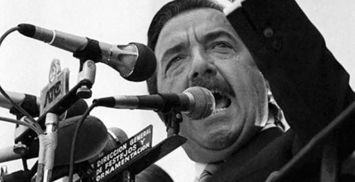 con la democracia se come se cura se educa