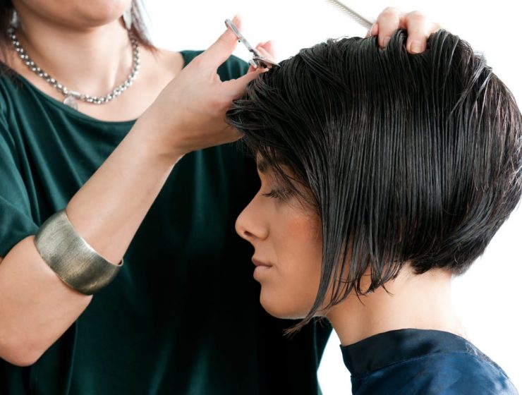 Mujer cortándose el cabello corto para estar a la moda