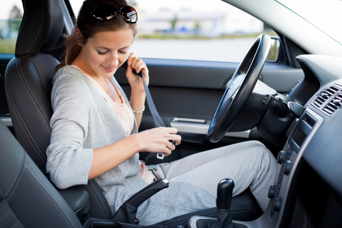 seguridad vial tomar mate al volante