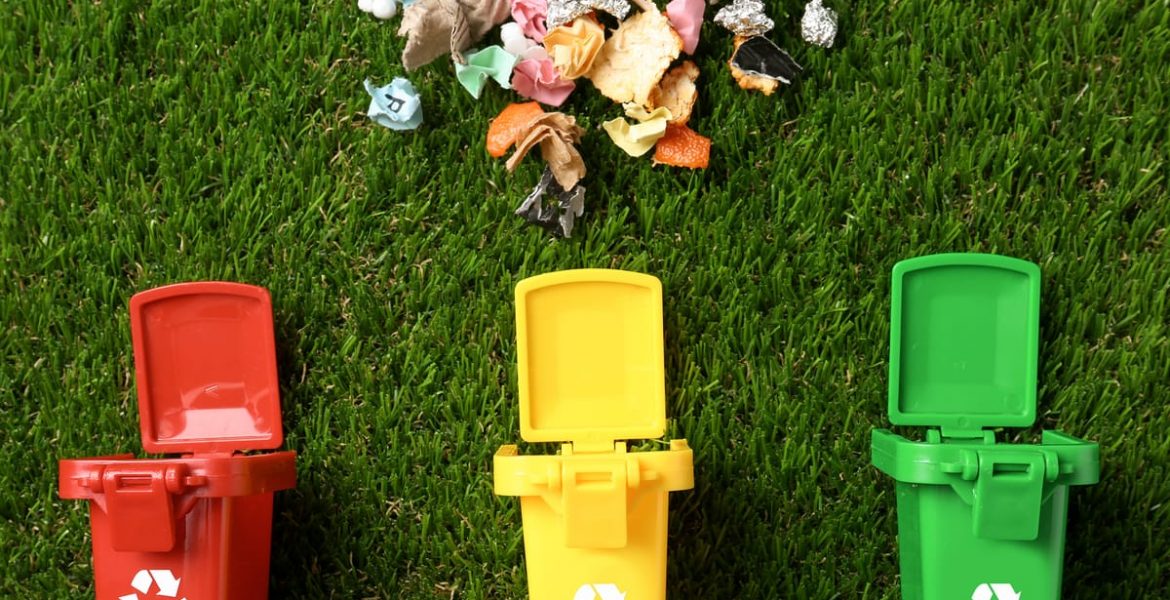 Clasificación de residuos: iconos de cubos de basura de colores para separar materiales