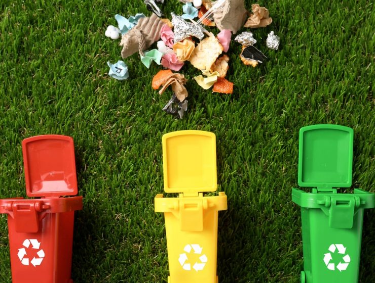 Clasificación de residuos: iconos de cubos de basura de colores para separar materiales