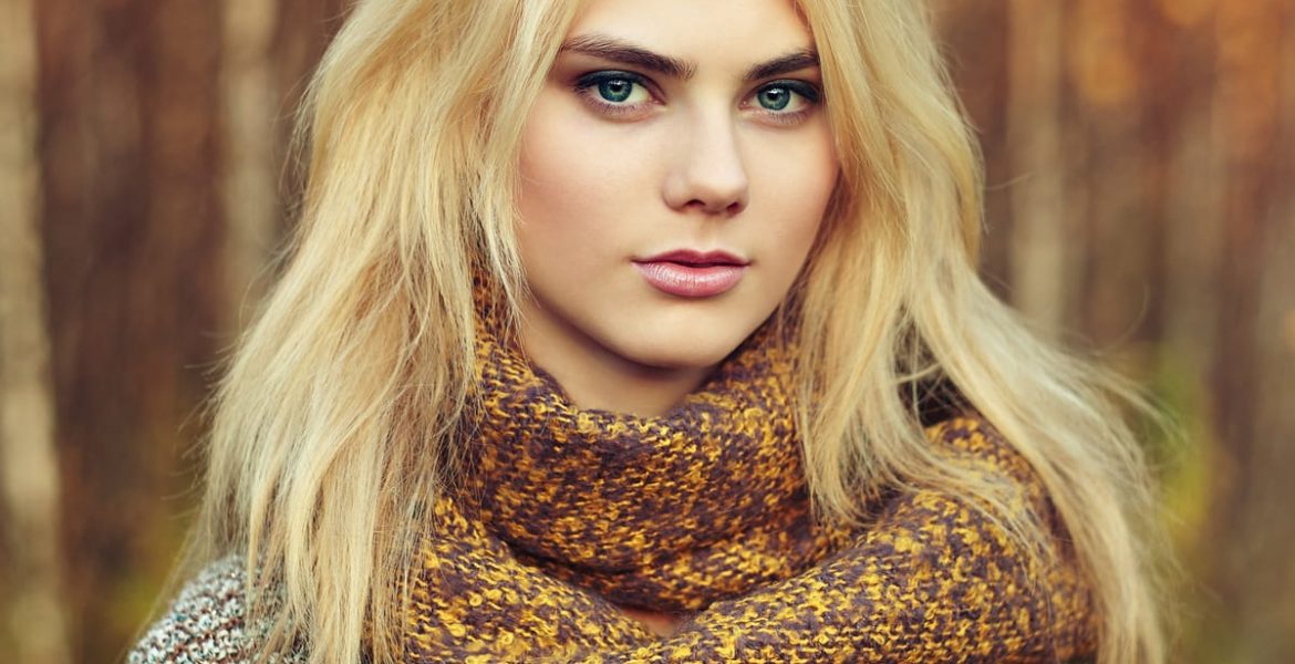 Estilo de cabello rubio platinado con corte recto y lacio