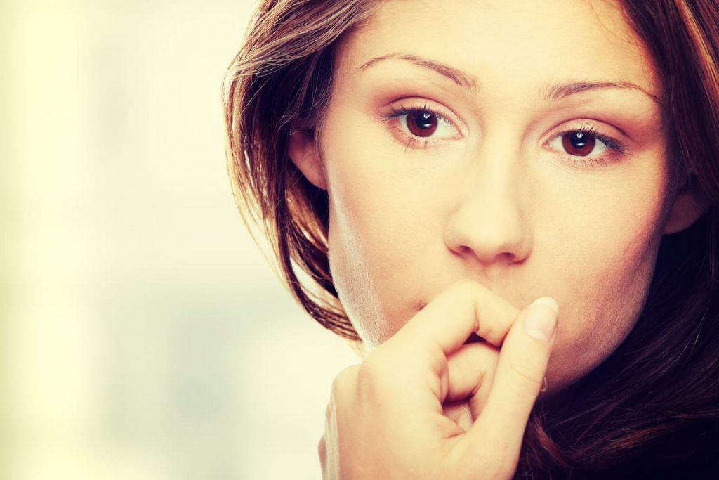 ganar-confianza-de-un-escorpio Mujer con mirada intensa y reservada, representando la importancia de la honestidad y el respeto para llevarte bien con un Escorpio.