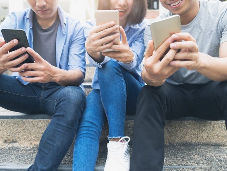 Llamadas no, solo WhatsApp ¿Hemos perdido la capacidad de conversar? 3 Grupo de jóvenes cada uno su teléfono, juntos pero solos