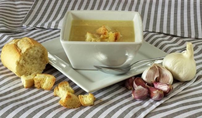 sopa de ajo o castellana