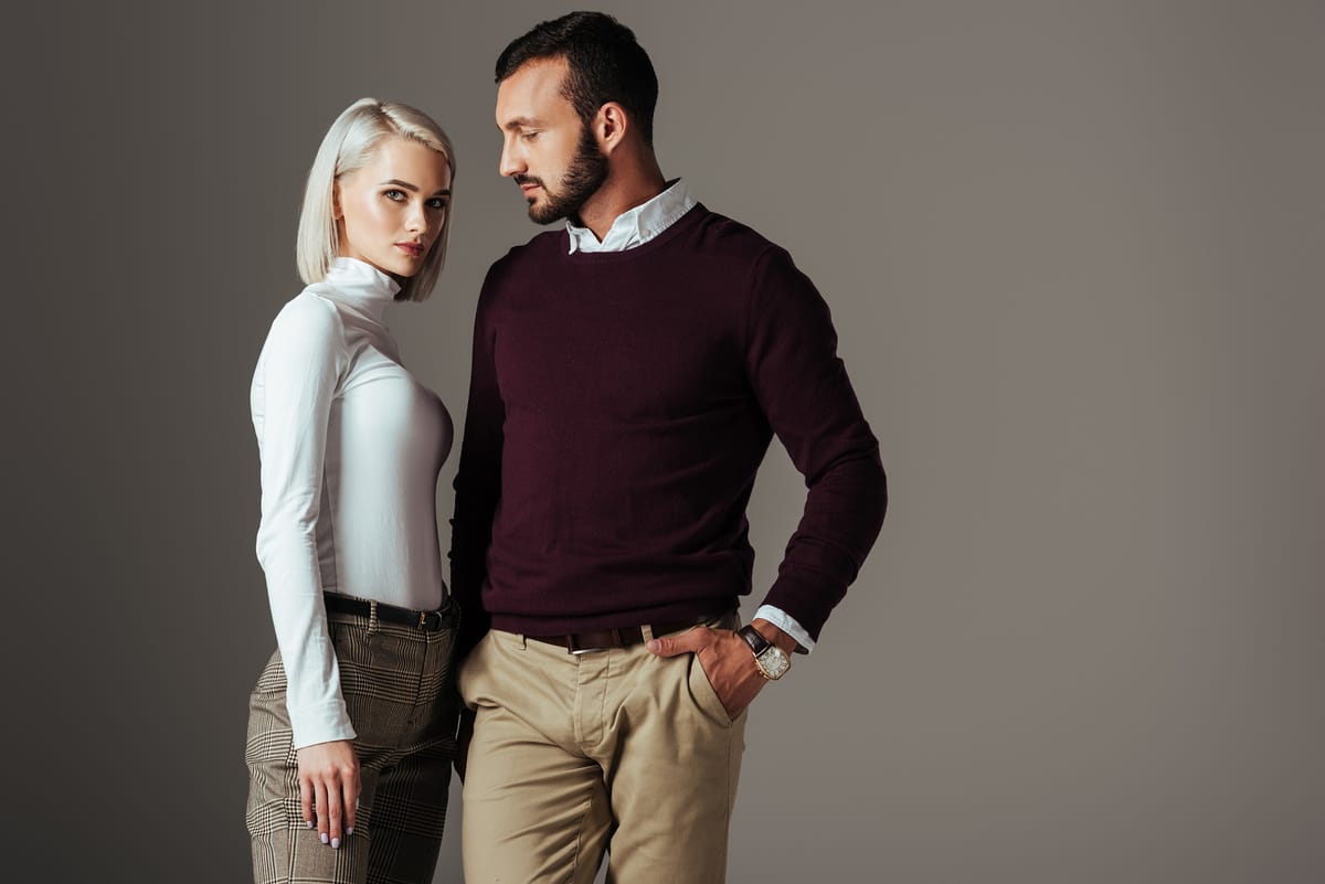 Pareja con ropa neutra elegante en tonos sobrios