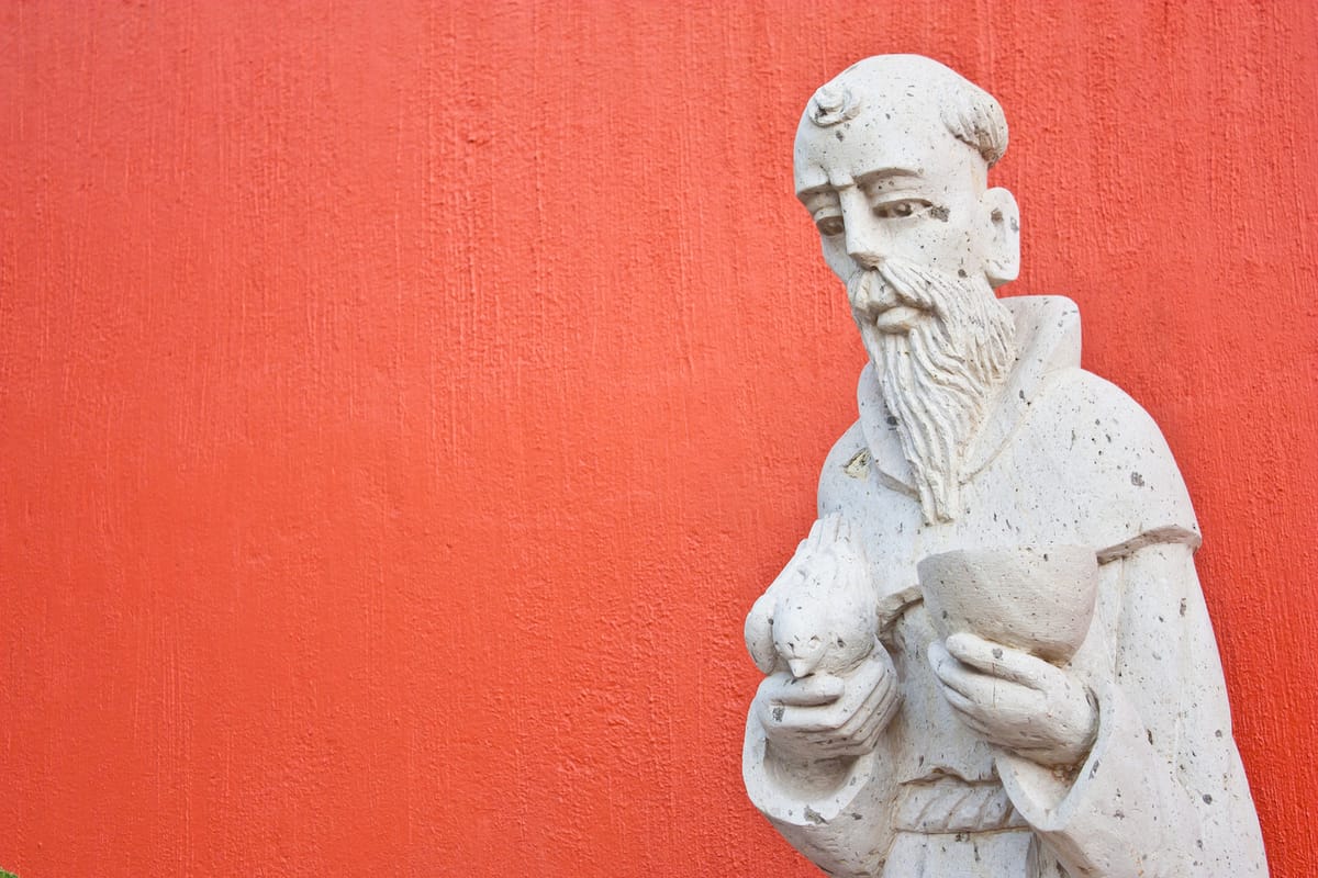 Estatua de San Francisco de Asís en la Basílica de Luján, representando la fe y el arte sacro presentes en las celebraciones religiosas