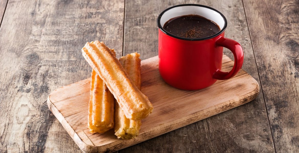 Churros caseros espolvoreados con azúcar sobre papel de cocina