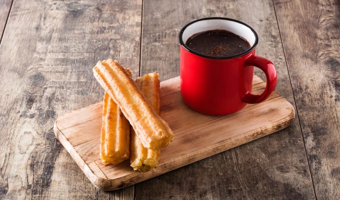Churros caseros espolvoreados con azúcar sobre papel de cocina