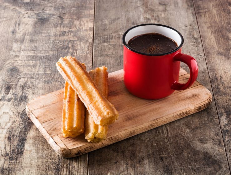 Churros caseros espolvoreados con azúcar sobre papel de cocina