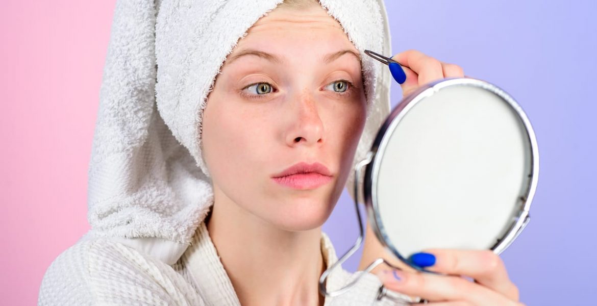 Joven perfilando cejas para destacar tu mirada