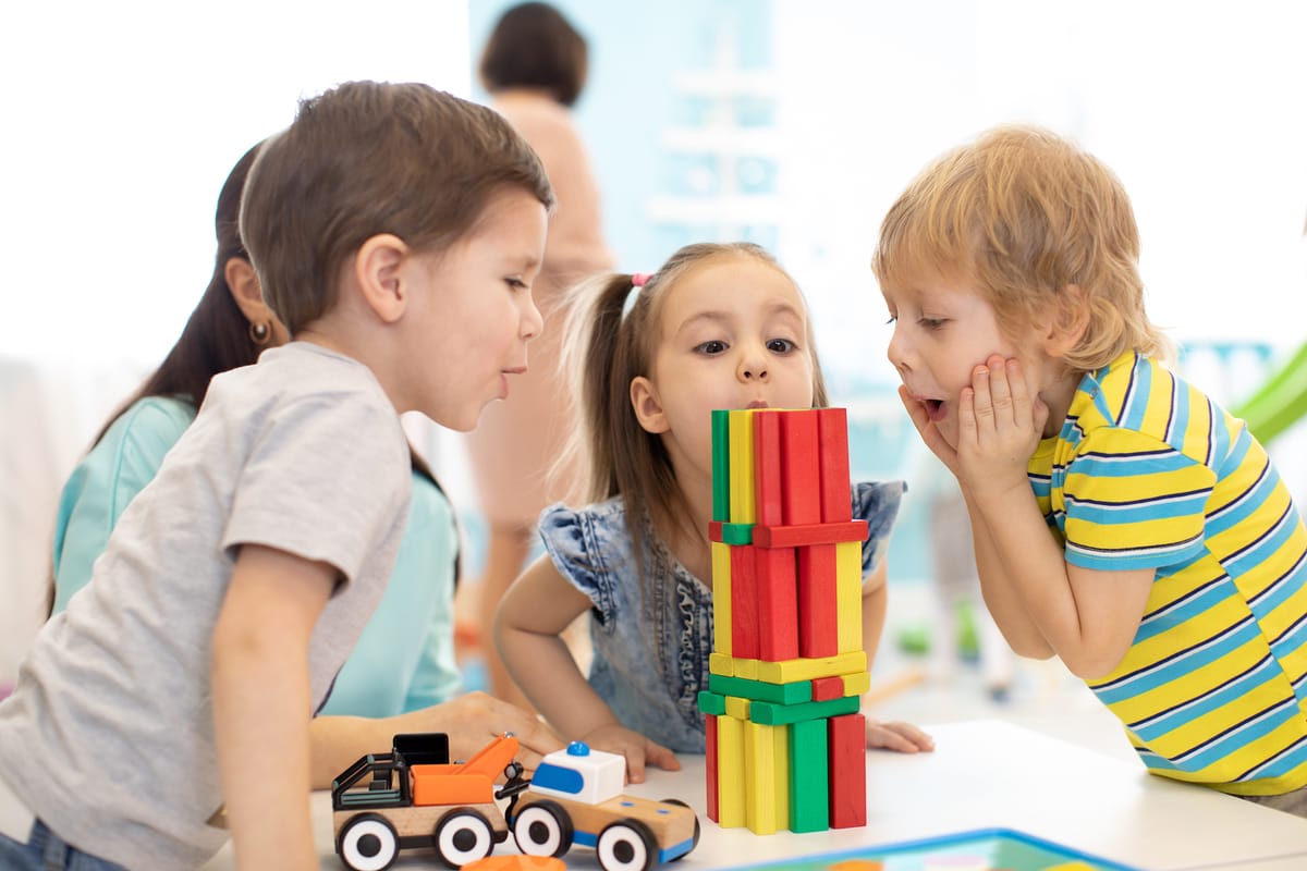 niños jugando al juego de Shenga niños jugando al juego de bloques