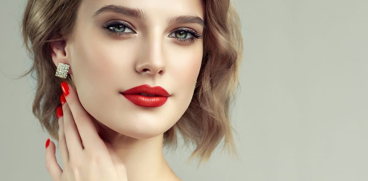 Mujer maquillada por un profesional con las mejores marcas en 2025