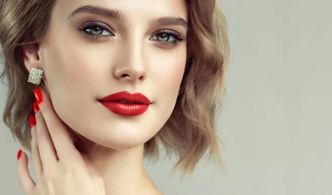 Mujer maquillada por un profesional con las mejores marcas en 2025