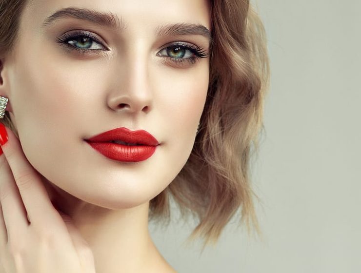 Mejores marcas de maquillaje 2025: combina belleza y cuidado de la piel 13 Mujer maquillada por un profesional con las mejores marcas en 2025