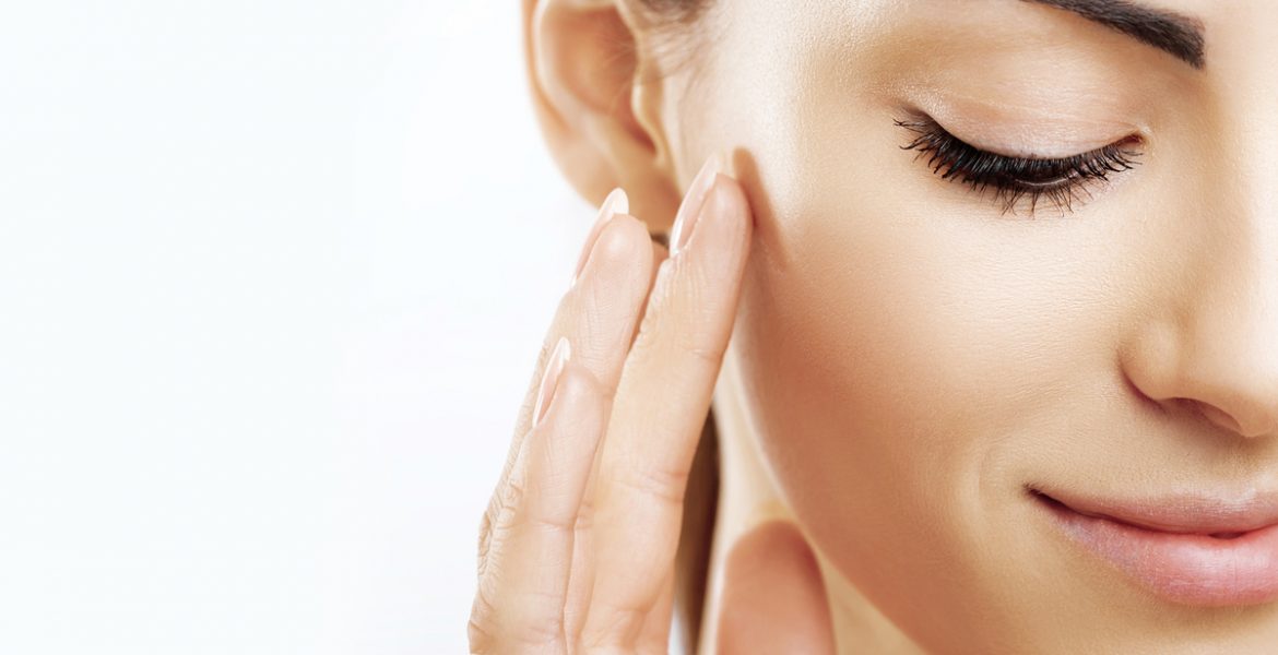 Base de maquillaje líquida tono medio aplicada en la piel