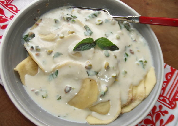 Ravioles con salsa blanca