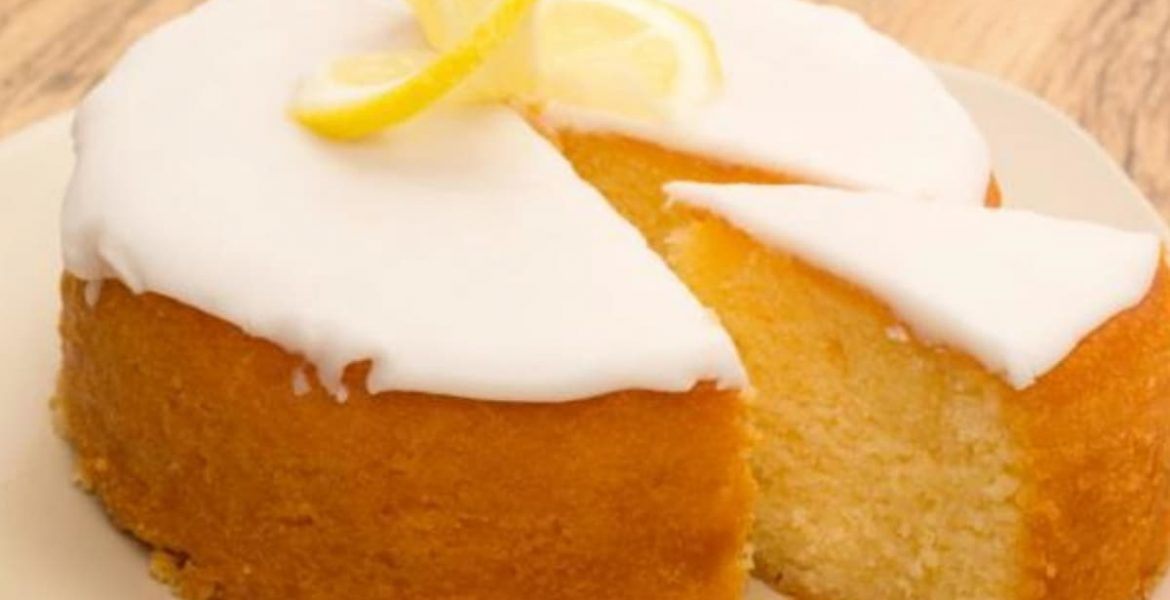 Torta de limón fresca y jugosa con glaseado blanco decorativo