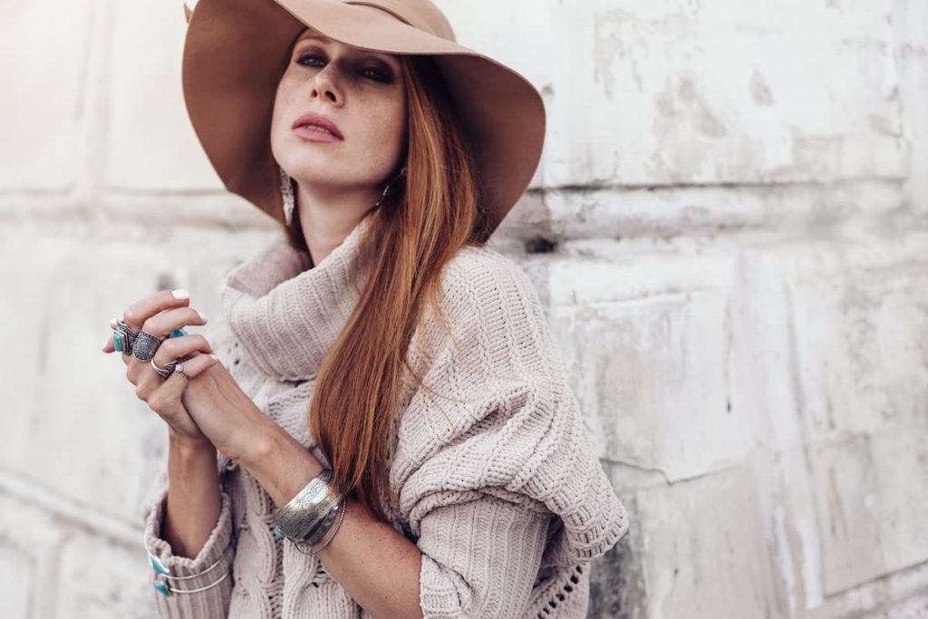 Mujer con sombrero para invierno, elegante con ala ancha