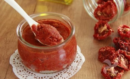 Recipiente con salsa de tomates secos para pastas